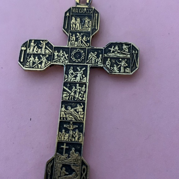 Beautiful crucifix pendant - Picture 4 of 5